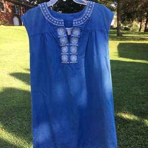 Jean dress with white detail in neck